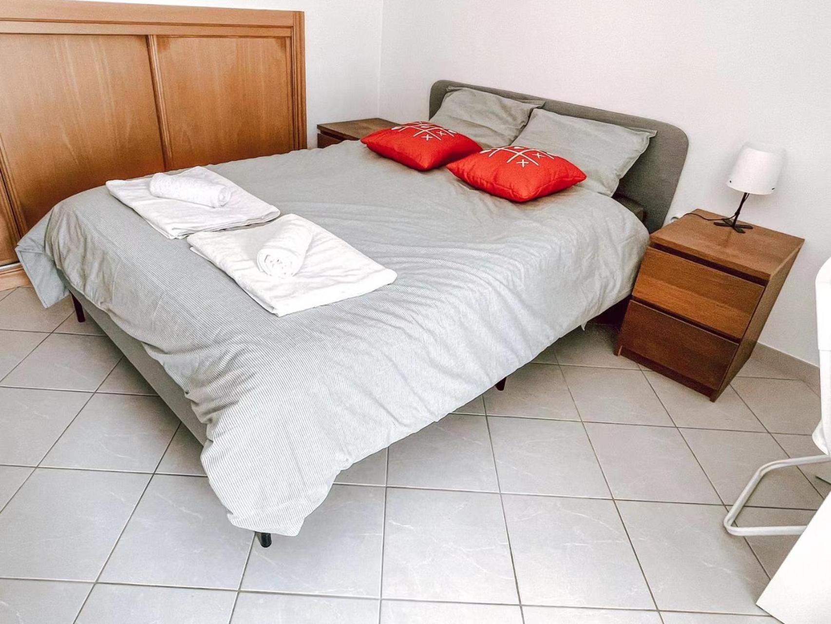 Seaside Room In A Peniche Townhouse Featuring A Private Bathroom And Shared Access To The Swimming Pool And Kitchen Atouguia da Baleia Kültér fotó